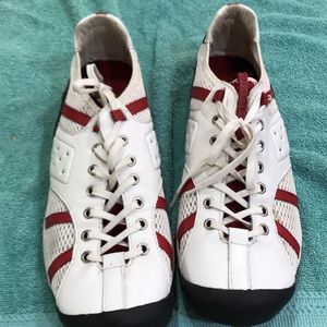 Men’s tennis shoes size: 13